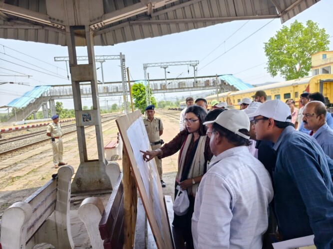 दक्षिण पूर्व मध्य रेलवे की महाप्रबंधक सुश्री नीनु इटियेरा ने बिलासपुर-कटनी रेल खंड में रेल विकास कार्यों, संरक्षा सम्बन्धी कार्यों एवं अमृत स्टेशनों का किया सघन निरीक्षण