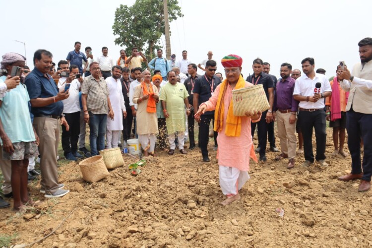 मुख्यमंत्री विष्णु देव साय ने गृह ग्राम बगिया में की धान की बुवाई, किसानों के अच्छे फसल की कामना की