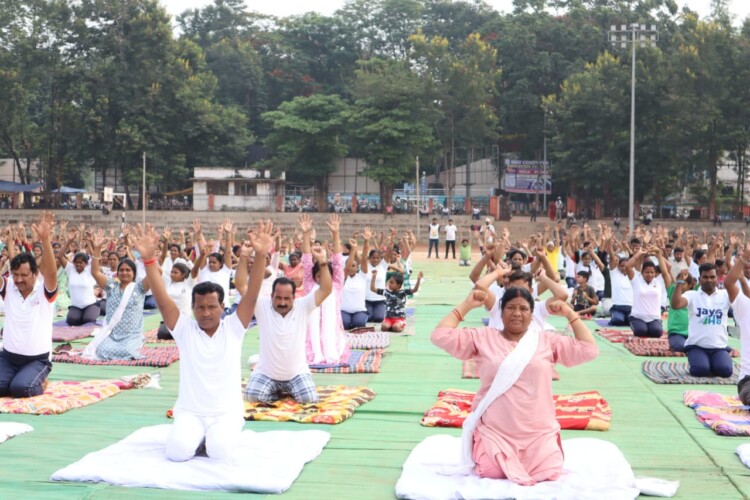 जशपुर : ‘स्वयं और समाज के लिए योग’ संदेश के साथ अंतर्राष्ट्रीय योग दिवस का हुआ आयोजन : जिला मुख्यालय में कार्यक्रम में मुख्य अतिथि के रूप में शामिल हुए सांसद राधेश्याम राठिया