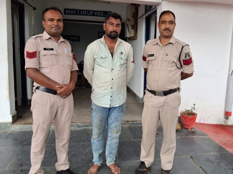 महिला से छेड़छाड़ करने वाले आरोपी पर बिलासपुर पुलिस का प्रहार : महिला संबंधी अपराध की रिपोर्ट पर त्वरित कार्यवाही करते हुये रिपोर्ट के कुछ ही घण्टों में घेराबंदी कर आरोपी को पकड़ा गया, वैधानिक कार्यवाही कर भेजा गया न्यायिक रिमांड पर.