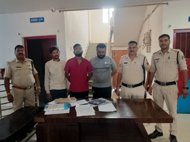 धारदार तलवार लहरा कर अशांति फैलाने वाले तीन आरोपियों को चकरभाठा पुलिस ने किया गिरफ्तार, आर्म्स एक्ट के अंतर्गत कार्यवाही कर पेश किया गया न्यायिक रिमाण्ड पर.