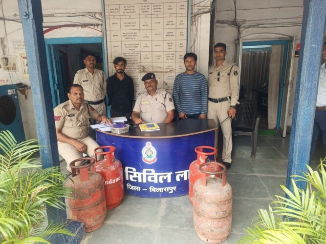 सिविल लाईन पुलिस द्वारा लोगों के घरों से घरेलू गैस सिलेण्डर चोरी करने वाले गिरोह का किया पर्दाफास : गिरोह के 2 चोरों को किया गया गिरफ्तार, कब्जे से 4 नग घरेलू गैस सिलेण्डर किया गया बरामद