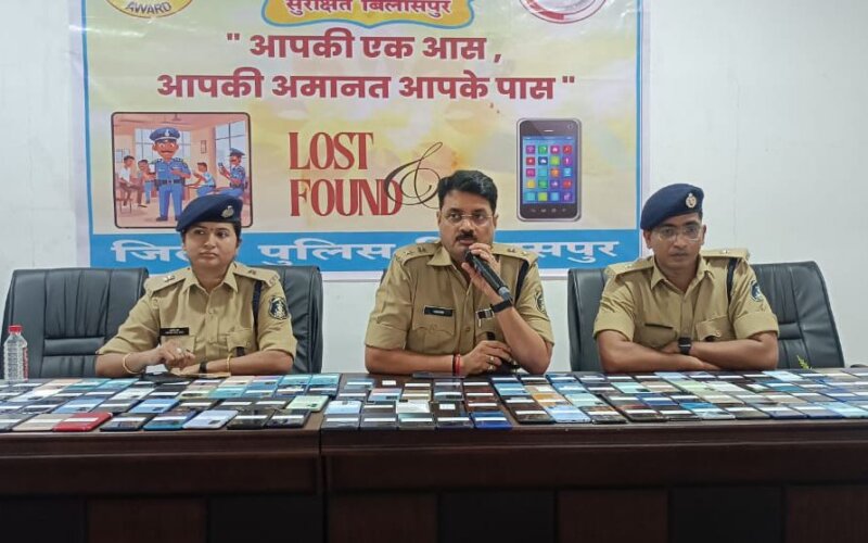 बिलासपुर पुलिस की मुहिम चेतना : ‘आपकी एक आस, आपकी अमानत, आपके पास’ पुलिस अधीक्षक के निर्देश पर आमजनों के गुम हुए कीमती मोबाइल किए गए वितरित, प्रचलित सायबर ठगी के प्रति भी किया गया जागरूक !