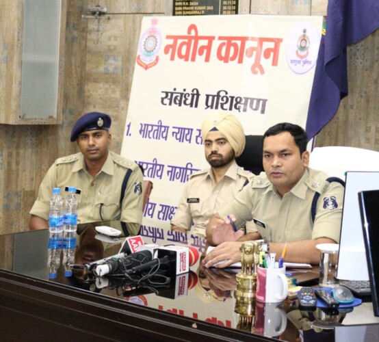 नवपदस्थ पुलिस अधीक्षक सरगुजा योगेश पटेल द्वारा पुलिस अधीक्षक कार्यालय में पत्रकार वार्ता को किया गया सम्बोधित, वरिष्ठ पत्रकारों से सुरक्षा व्यवस्था पर की गई सार्थक चर्चा : जनता का विश्वास हासिल कर आपराधिक प्रवृति के व्यक्तियों पर सख्त कानूनी कार्यवाही किये जाने हेतु पुलिस बल को किया निर्देशित