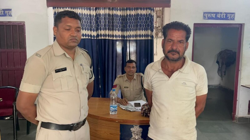 अशांति फैलाने वाले के विरूद्ध बिलासपुर पुलिस का प्रहार : धारदार हथियार लहराकर आने जाने वालों को भयभीत करने वाला आरोपी आया रतनपुर पुलिस की गिरफ्त में, आर्म्स एक्ट की कार्यवाही कर भेजा गया न्यायिक रिमाण्ड पर.