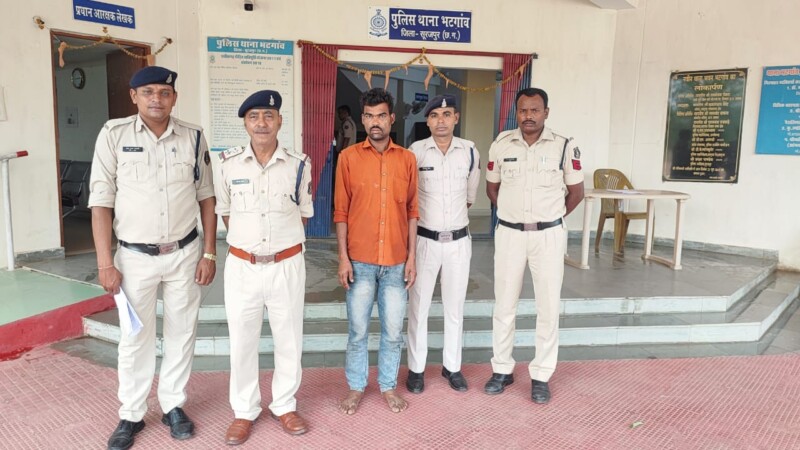 चाकू से प्राणघातक हमला करने वाले आरोपी को थाना भटगांव पुलिस ने किया गिरफ्तार, घटना में प्रयुक्त चाकू जप्त कर की जारही वैधानिक कार्यवाही.