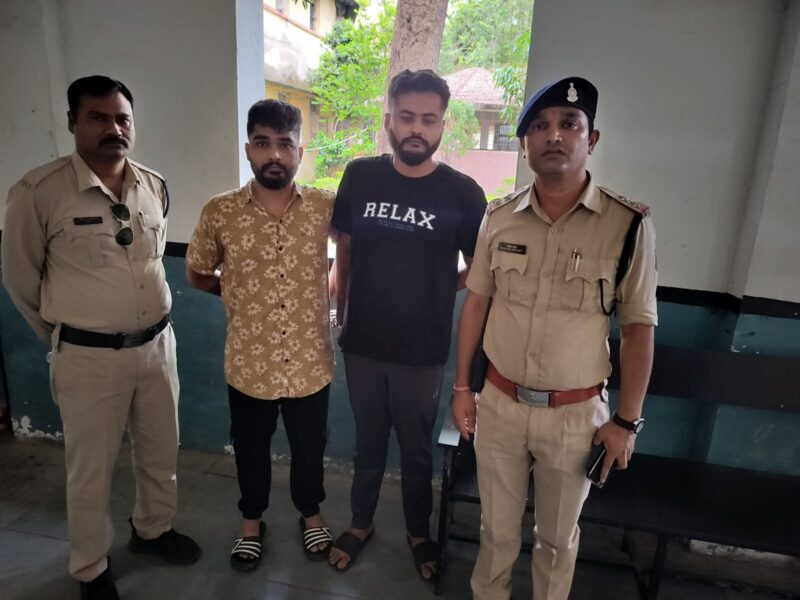 बिलासपुर पुलिस का प्रहार : पुलिस अधीक्षक के निर्देश पर सिविल लाईन पुलिस द्वारा लूटपाट करने वाले दो आरोपियों को गिरफ्तार कर की गई कार्यवाही, न्यायालय के समक्ष किया गया पेश.