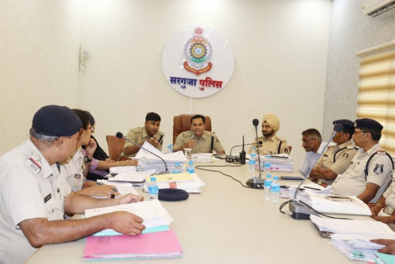 पुलिस अधीक्षक सरगुजा द्वारा जिला मुख्यालय के थाना/चौकी प्रभारियों एवं विवेचकों की समीक्षा बैठक की गयी आयोजित, थाना/चौकी प्रभारियों को 01 जुलाई 24 से नवीन क़ानूनों के क्रियान्वयन की दिशा में कानूनों का परिपालन किये जाने हेतु दिए गए दिशा निर्देश.