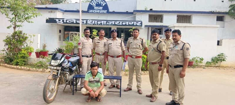 मोटर सायकल से गांजा परिवहन कर रहे एक व्यक्ति को पुलिस ने किया गिरफ्तार