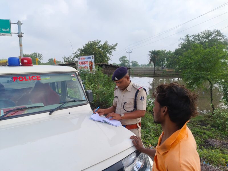 सड़क दुर्घटनाओं में कमी लाने के लिए यातायात नियमों का उल्लंघन करने वाले वाहन चालकों के विरूद्ध मोटर वाहन अधिनियम के अंतर्गत की जा रही है लगातार कार्यवाही.