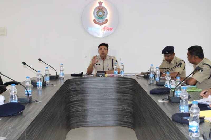 अपराध समीक्षा पर पुलिस अधीक्षक शशि मोहन सिंह ने ली मैराथन बैठक : लंबित अपराध, चालान, शिकायत, मर्ग के निराकरण एवं अवैध गतिविधियों में संलिप्त लोगों की पहचान कर कड़ी कार्यवाही के दिये निर्देश