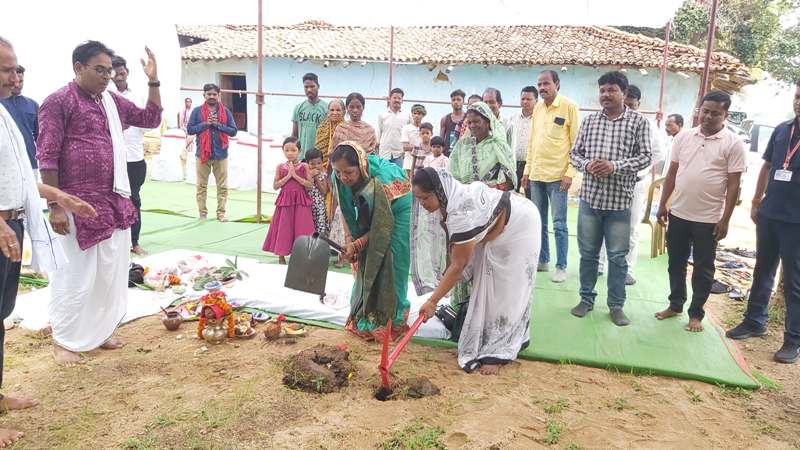 मुख्यमंत्री की धर्मपत्नी श्रीमती कौशल्या साय ने सड़क निर्माण कार्य का किया भूमि पूजन, क्षेत्र के लोगों को मिलेगा आवागमन की बेहतर सुविधा