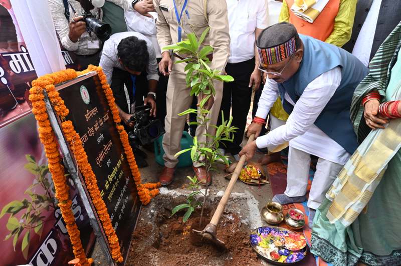 घर से गोबर लाकर लिपाई करते थे स्कूल की, छत की मरम्मत गांव वाले करते थे, अपने स्कूल पहुंचकर पुराने दिनों को याद किया मुख्यमंत्री ने, कहा – शिक्षा से बहुत कुछ बदलता है