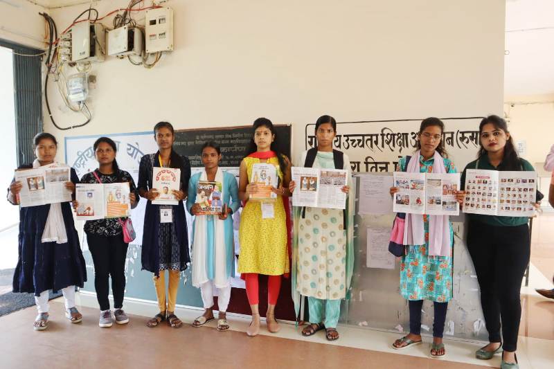 कन्या महाविद्यालय जशपुर के छात्रों को  छ.ग.शासन की योजनाओं से संबंधित जनमन पत्रिका का किया गया वितरण