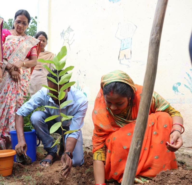 जशपुर : महिला एवं बाल विकास मंत्री श्रीमती लक्ष्मी राजवाड़े ने किया पौधारोपण, आंगनबाड़ी केंद्र भींजपुर प्रांगण में लगाया अमरूद का पौधा