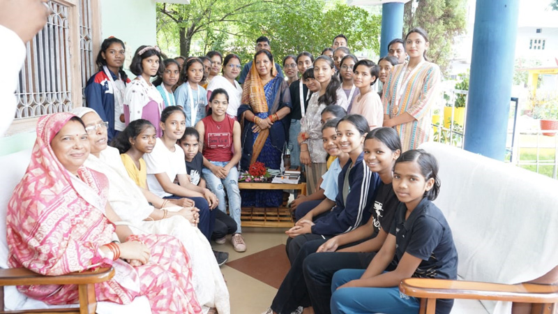 अंबिकापुर के ताईक्वांडों खिलाड़ियों ने मुख्यमंत्री की धर्मपत्नी श्रीमती कौशल्या साय से की मुलाकात : मैडल पहना कर बढ़ाया खिलाड़ियों का उत्साह