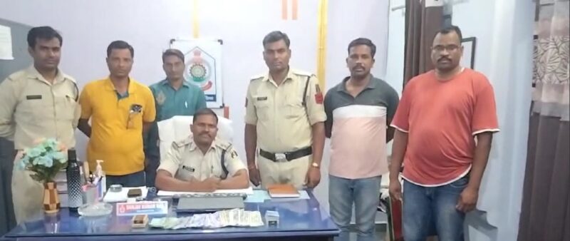 जुआ रेड : ग्राम लोधिया में खरसिया पुलिस ने 13 जुआरियों से ₹10,200 की रकम की जप्त…. छत्तीसगढ़ जुआ (प्रतिषेध) अधिनियम के अंतर्गत की गई कार्यवाही.