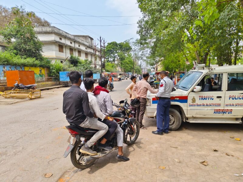 सरगुजा पुलिस द्वारा जारी अभियान ‘ऑपरेशन विश्वास’ के अंतर्गत यातायात के नियमों की अवहेलना करने वाले 94 वाहन चालकों से कुल 61200/- रुपये समन शुल्क किया गया वसूल !