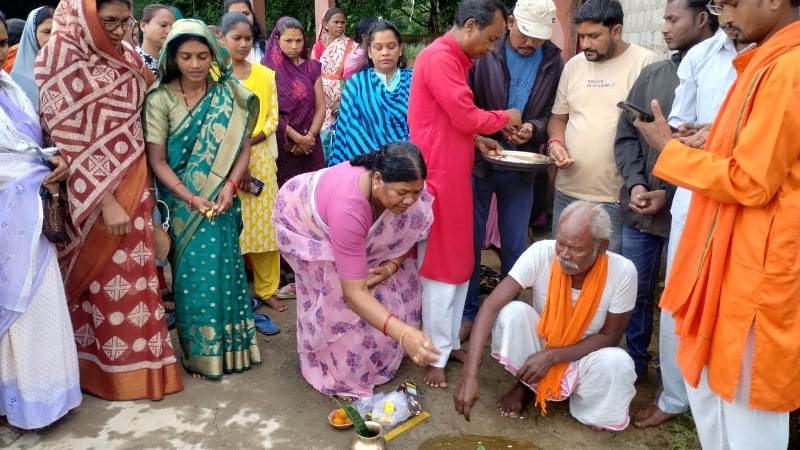 जशपुर विधायक श्रीमती रायमुनी भगत ने किया अपना वायदा पूरा : भगवान श्री हनुमान जी के मंदिर निर्माण के लिए दिये 5 लाख, मंदिर सौंदर्यीकरण के लिए और 5 लाख देने की घोषणा की