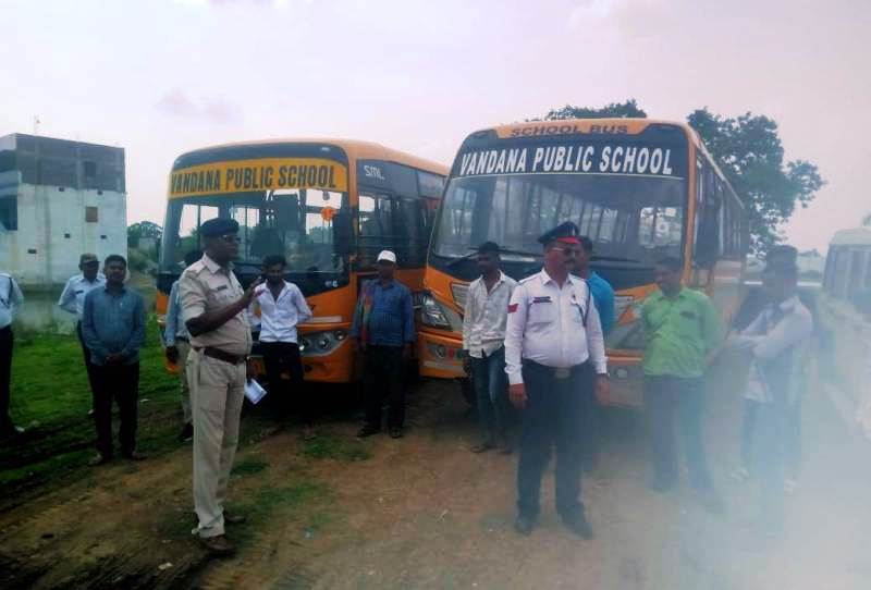 सिमगा यातायात पुलिस द्वारा स्कूली छात्र/छात्राओं के सुरक्षित परिवहन को ध्यान में रखते हुए स्कूल बसों की जांच : माननीय उच्चतम न्यायालय के निर्देशानुसार 16 बिंदुओं में की गई स्कूली बसों की चेकिंग.