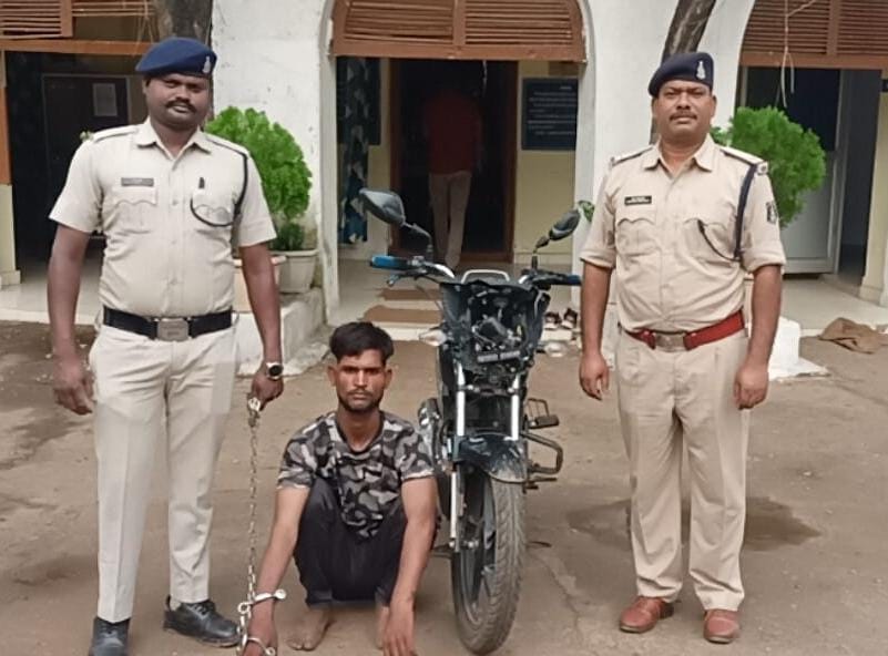 थाना सिमगा पुलिस द्वारा शराब पीने के लिए पैसा मांगते हुए, हाथ मुक्का एवं चाकू से वारकर गंभीर चोट पहुंचाने वाले एक आरोपी को किया गया गिरफ्तार, न्यायालय के समक्ष प्रस्तुत करते हुए की गई जेल भेजने की प्रक्रिया.