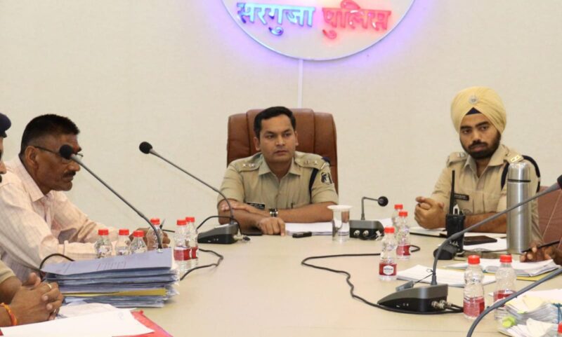 पुलिस अधीक्षक सरगुजा द्वारा सीतापुर अनुभाग के थाना/चौकी प्रभारियों एवं विवेचकों की ली गयी समीक्षा बैठक : लंबित अपराध, लंबित शिकायत, गुम इंसान, मर्ग जांच, शिकायत जांच, के साथ-साथ की गई लंबित चालान की समीक्षा.