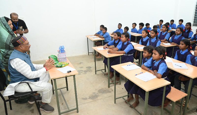 नई राष्ट्रीय शिक्षा नीति के अंतर्गत आदिवासी समुदायों में शिक्षा की पहुंच बढ़ाने महत्वपूर्ण कदम : 18 स्थानीय भाषाओं-बोलियों में स्कूली बच्चों की पुस्तकें की जा रही तैयार