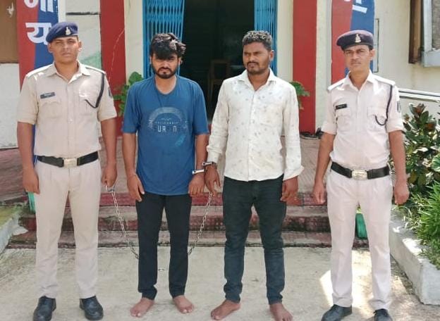 पुलिस द्वारा चेकिंग के दौरान कार में धारदार हथियार रखने वाले दो आरोपियों को किया गया गिरफ्तार, दोनों आरोपियों को गिरफ्तार कर न्यायालय के समक्ष प्रस्तुत कर की गई जेल भेजने की प्रक्रिया.