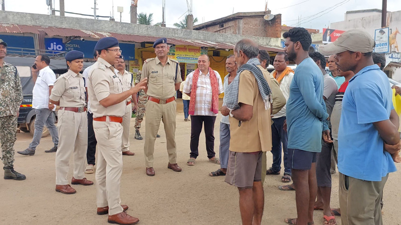 एसपी जशपुर ने बगीचा के यातायात व्यवस्था का देखा हाल : बेतरतीब वाहन खड़ी कर यातायात व्यवस्था में व्यवधान उत्पन्न करने वालों की दी कड़ी चेतावनी