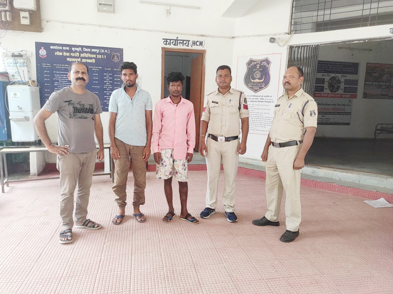 कुनकुरी पुलिस को मिली बड़ी कामयाबी : 1 साल से फरार चल रहे कुख्यात पशु तस्कर जुबेर शाह एवं अफताब पुलिस के हत्थे चढ़े, फिल्मी स्टाईल में दोनों आरोपी मवेशी भरे चलती हुई पीकअप वाहन से कूदकर हुए थे फरार