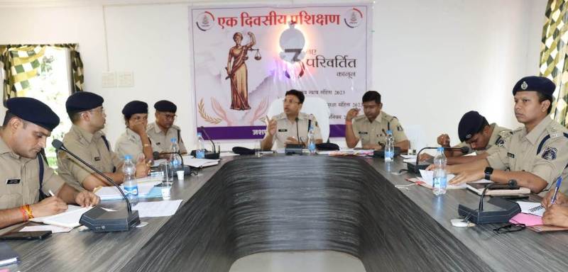 पशु तस्करी रोकना जशपुर पुलिस की पहली प्राथमिकता,अवैध धंधे में संलिप्त सेटिंगबाज अफसरों की खैर नही, संलिप्तपता पाये जाने पर नप जायेंगें : अपराध समीक्षा पर पुलिस अधीक्षक शशि मोहन सिंह ने अनुविभागवार ली बैठक