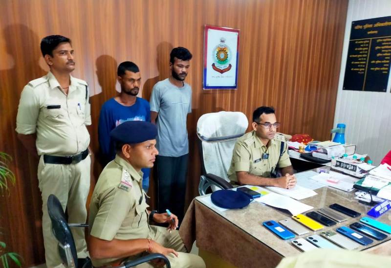 CRIME NEWS : जूटमिल पुलिस के हत्थे चढ़े दो शातिर चोर : आरोपियों के कब्जे से पौने दो लाख रुपए के 13 नग चोरी के मोबाइल बरामद….गिरफ्तार कर भेजा गया रिमांड पर.