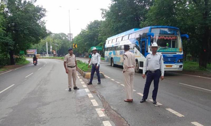 जिला बलौदाबाजार-भाटापारा पुलिस द्वारा विशेष अभियान चलाकर दो-पहिया वाहन में तीन सवारी एवं बिना नंबर के वाहन चलाने वाले चालकों पर कड़ी कार्यवाही लगातार जारी.