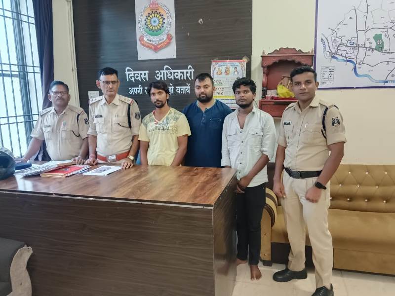 एटीएम के शटर बॉक्स में प‌ट्टी लगाकर रकम चोरी करने वाले आरोपियों को पुलिस ने किया गिरफ्तार, उत्तर प्रदेश से आकर करते थे एटीएम मशीनों में चोरी