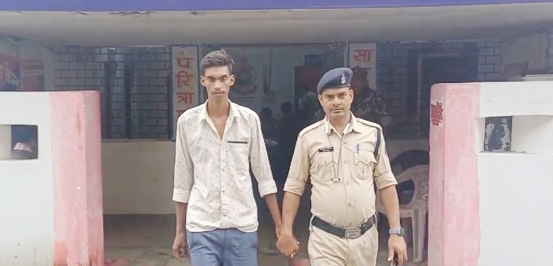 जशपुर पुलिस आरोपी को पकड़ने गई मध्यप्रदेश और खुद घिर गई ग्रामीणों से, पुलिसिया सूझबूझ से आरोपी और अपहृता को निकाला…..पढ़ें पूरा मामला….