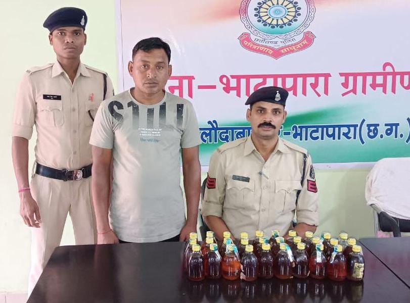 थाना भाटापारा ग्रामीण पुलिस द्वारा ग्राम खोलवा मेन रोड में अवैध रूप से शराब बिक्री करने हेतु शराब रखने वाले एक शराब कोचिया को किया गया गिरफ्तार.