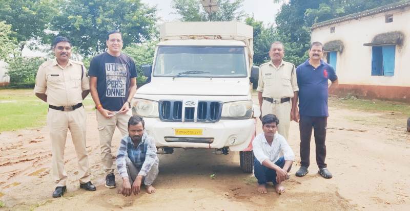 जशपुर एसपी के चक्रव्यूह में लगातार फंस रहे मवेशी तस्कर : बीती रात फिर 2 तस्कर आए गिरफ्त में, भारी बारिश में घेराबंदी कर 11 गौ वंश को तस्करी होने से रोका