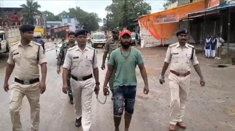 Jashpur Crime : बहन को छोड़ने जा रहे भाई के साथ धमकी देकर किया मारपीट, मोबाईल भी लिया लूट, आरोपी मुकेश कुमार उर्फ नान्हीं को पत्थलगांव पुलिस ने गिरफ्तार कर भेजा जेल