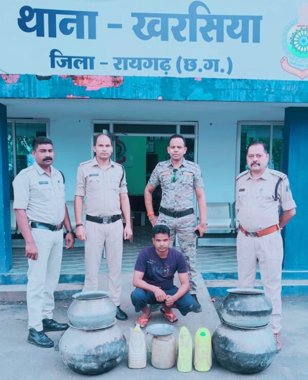 अवैध महुआ शराब निर्माण के ठिकाने पर खरसिया पुलिस की कार्यवाही : पुलिस ने आरोपी को आबकारी एक्ट में गिरफ्तार कर भेजा जेल.