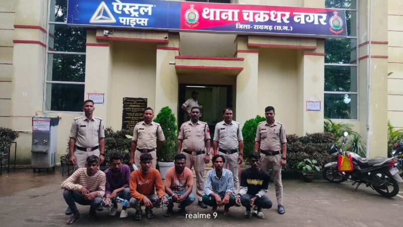 छः युवकों के बीच हुई हिंसक झड़प : पुलिस हस्तक्षेप पर नहीं रुके तो पुलिस हिरासत में लेकर आयी थाने…. प्रतिबंधात्मक कार्यवाही कर भेजा जेल.