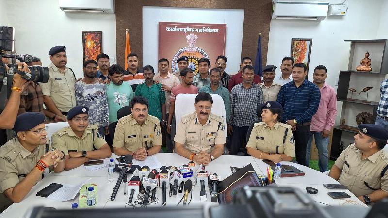 बिलासपुर पुलिस की बड़ी कामयाबी : ज्वेलरी चोरी के अन्तर्राज्यीय बसोर गिरोह का पर्दाफाश, 7 गिरफ्तार, लाखों का माल बरामद, 7 दिन की मशक्कत के बाद पुलिस ने दबोचा गैंग को, कई राज्यों में फैला था नेटवर्क.