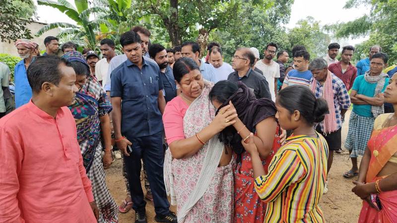 हाथी प्रभावित पीड़ित परिवार से मिलने पंहुची जशपुर विधायक रायमुनि भगत, पीड़ित परिवार को गले लगाकर व्यक्त की संवेदना, कहा- चिंता न करे सरकार हमेशा आपके साथ