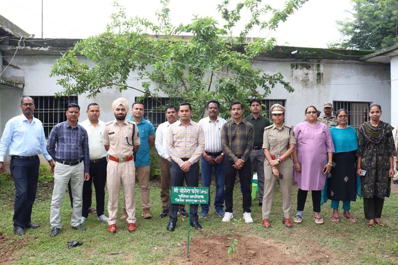 वृक्षारोपण अभियान ‘एक पेड़ माँ के नाम’ के अंतर्गत पुलिस अधीक्षक कार्यालय में फलदार भारतीय वृक्षों का किया गया रोपण : पौधे लगाकर वृक्षों के देख-रेख का लिया गया संकल्प.