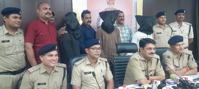 बिलासपुर : घर में घुसकर लूटपाट का खुलासा, तीन आरोपी गिरफ्तार, लूटा का सामान व नकली पिस्तौल बरामद