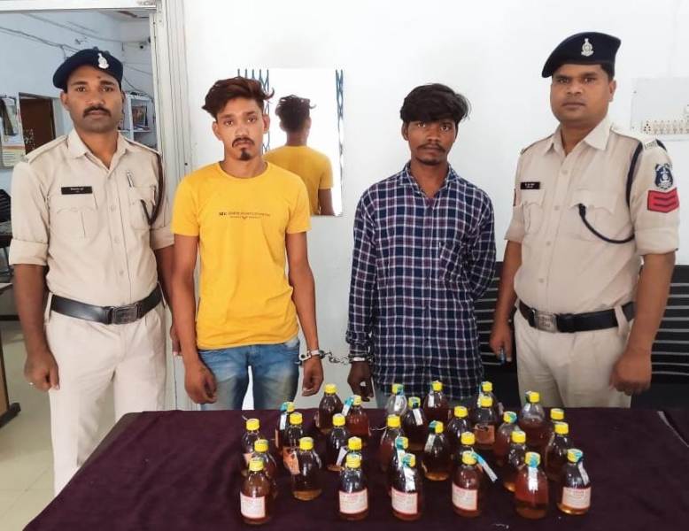 पुलिस द्वारा अवैध रूप से बिक्री करने के लिए शराब ले जाते हुए दो शराब कोचियों को किया गया गिरफ्तार.