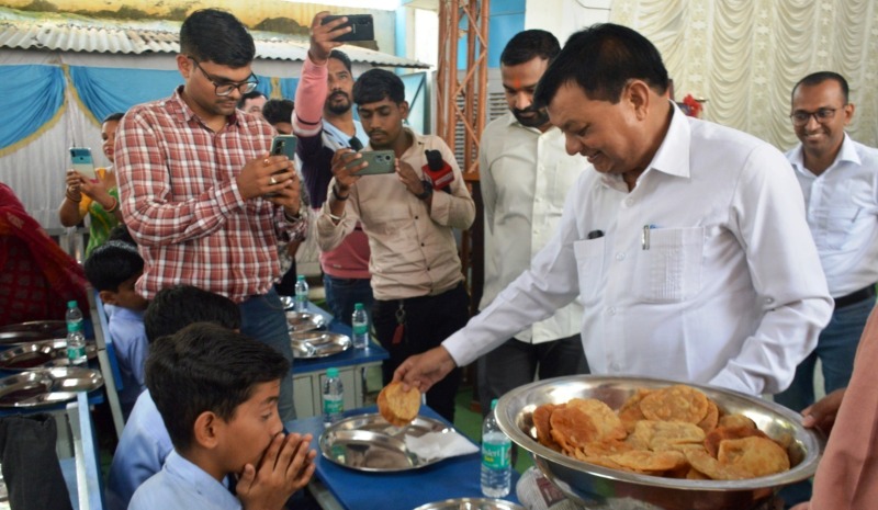 उद्योग मंत्री श्री देवांगन ने पौष्टिक नाश्ता कार्यक्रम का किया शुभारंभ