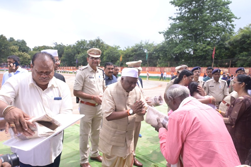 सांसद चिंतामणी महाराज ने 56 शहीद जवानों के परिजनों को शॉल, श्रीफल देकर किया सम्मानित