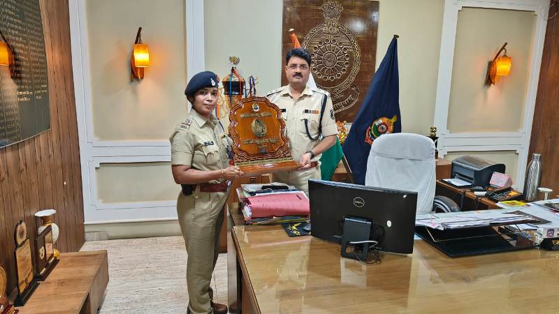 निरीक्षक भारती मरकाम रायपुर में स्वतंत्रता दिवस परेड के अवसर पर रानी सुवरन कुंवर पुरस्कार से हुई सम्मानित.