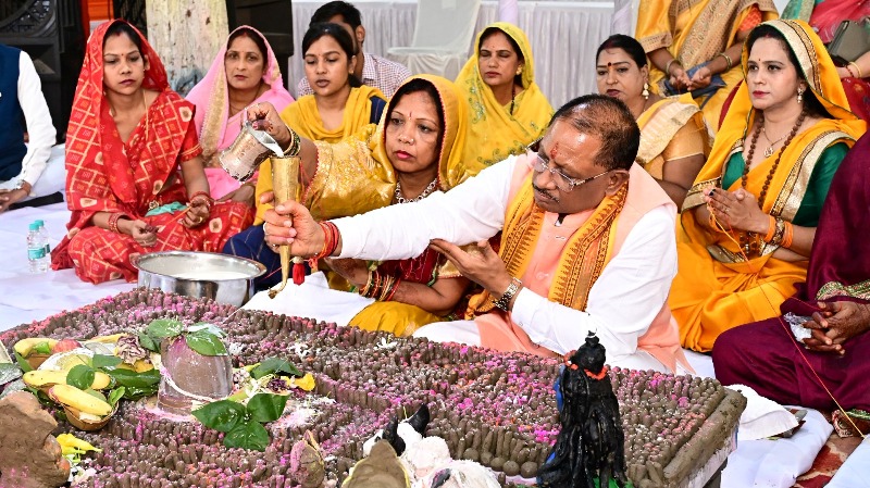 पवित्र सावन मास के अवसर पर मुख्यमंत्री विष्णु देव साय ने मुख्यमंत्री निवास में सपरिवार किया शिव रूद्रामहाभिषेक