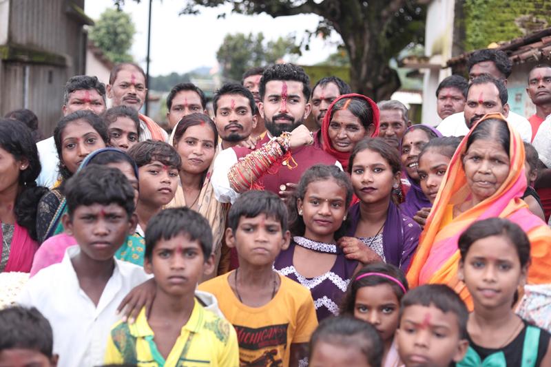 राखी का त्यौहार  : राजकुमार विजय आदित्य सिंह जूदेव ने साबित किया, रिश्ते खून से नहीं, प्यार से बनते हैं, सन्यासी बस्ती में भावुक हुआ माहौल, मिला सैकड़ों बहनों का प्यार